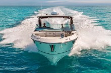 La modernidad de diseño del casco incluye redanes longitudinales escalonados par