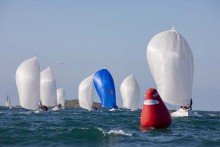 La flota de J/80 llegando a la baliza de sotavento en la Liga Baitra del MRCY. (