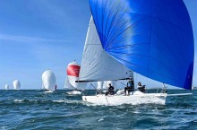 El '4 Jotas' encabeza la Liga de Invierno Baitra de J/80 tras la primera cita. (