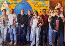 La tripulaciópn del 'Marias' con su trofeo de vencedores de la Liga de Invierno 