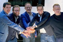 Los directivos de Mercury, De Antonio y Touron en un simbólico apretón de manos 