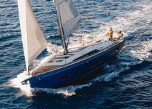 El Oceanis 47 mantiene su estética moderna y atractiva en un velero que cuadra l