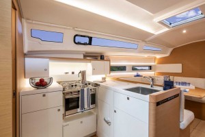 La cocina tiene sus encimeras de Corian y dispone de hasta 190 litros de capacidad de frío. Es ejemplar en esta eslora del barco. La cocina tiene sus encimeras de Corian y dispone de hasta 190 litros de capacid