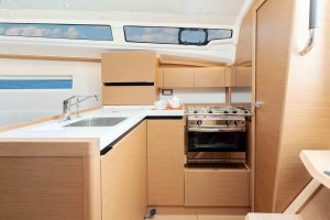 Cocina en "L" de buen tamaño y bien comunicada con la mesa exterior en la bañera