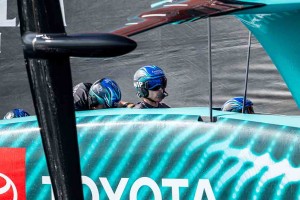 Tras dos victorias consecutivas en la Copa América, Peter Burling deja la caña del ETNZ. El equipo neozelandés se enfrenta a dos grandes problemas: Encontrar sede para la 38 edición de la Copa y buscar sustituto al patrón del barco. Tras dos victorias consecutivas en la Copa América, Peter Burling deja la caña d