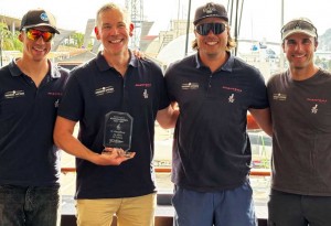 La tripulación del 'Phantom 7' con el trofeo conseguido al imponerse en la prime