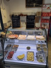 a oferta de la cantina del puerto no es especialmente amplia, pero el local tien