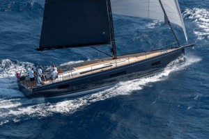La silueta del barco almirante entre los First es ciertamente moderna y elegante. Mar Abierto - La silueta del barco almirante entre los First es ciertamente mode