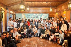 Foto de familia en el reparto de trofeos de muchos de los participantes en la Li