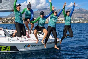 La tripulación del Natulim celebra en Altea su primer título de campeonas de Esp
