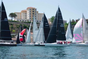 Espectacular salida de la flota del Trofeo Port de Mahón dentro del puerto de la