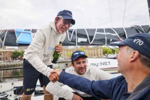 Sam Haynes, armador y patrón del 'Celestial V70', ganador de la Sidhey Hobart el año pasado, fue el primero en ir a felicitar deportivamente a los ganadores 2025 a pie de amarre. Sam Haynes, armador y patrón del 'Celestial V70', ganador de la Sidhey Hobart el