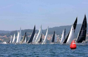 Medio centenar de barcos en la salida del Trofeo Verde del MRCY de Baiona. (foto