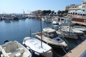 Pocas plazas para amarristas y transeúntes en un puerto donde recalan varios barcos de paseo de turistas.