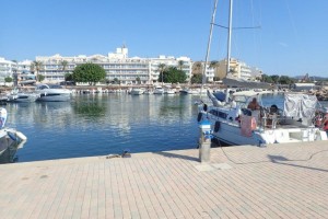 Los transeúntes amarran en el interior del muelle principal y las mayores esloras admitidas rondan los 10 m.. El espacio para las maniobras y el calado no van sobrados.