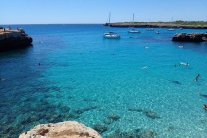 Apenas media docena de barcos fondeados en Cala Morlanda el 8 de agosto.