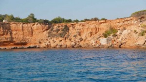La playa de Es Bol Nou es pequeña, pues la cala es mayormente rocosa.