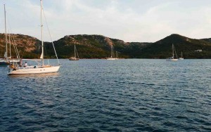 Pocos barcos, pocas casas y una buena protección del mistral en el Golfo delle Saline