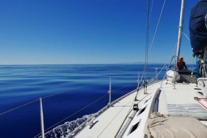 Mar en calma y la silueta de la costa catalana se recorta en el horizonte, a más de 50 millas