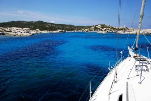 Entre los dos islotes hay un pequeño espacio donde fondear en aguas turquesas