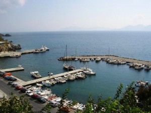 El puerto de Agios Kiriakos