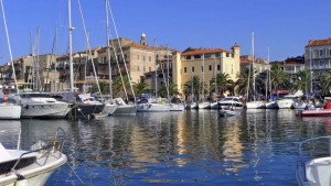 Un puerto abigarrado en el agua y animado en tierra.