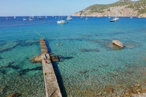 La ensenada que engloba las calas de Camp de Mar, cala Cranc y cala Blanca es amplia, ofrece genéricamente buen tenedero y queda protegida de los vientos del norte.