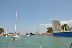 El puente giratorio abre y los barcos pasan, tras 5 minutos y unos pitidos el puente cierra 