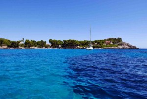 En plena temporada, es raro coincidir con más de 3 barcos durmiendo en esta cala.