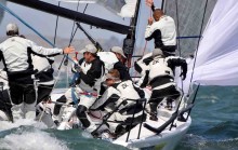 Mar Abierto La ropa náutica técnica de Zhik ofrece gamas para regatistas de vela