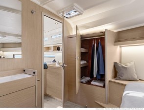 Mar Abierto - La distribución estándar con 3 cabinas propone un mueble tocador c