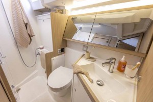 Hasta 4 cabinas de baño según distribución. En el barco de pruebas, con camarote