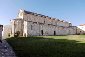 Mar Abierto - La gran basílica románica es de las pocas en el mundo con doble áb