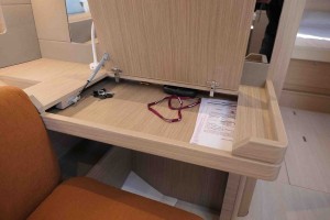 La profundidad de la mesa de cartas es ridícula y el rincón resulta incómodo par