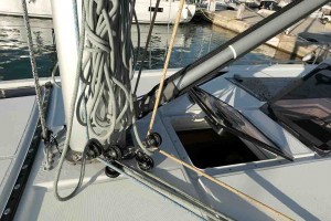El grueso de los reenvíos queda confiado a poleas Harken Element, la gama más bá