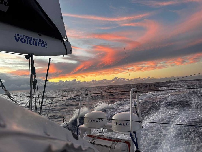 Bonito apardecer por la popa del Groupe Drubreuil, de Sèbastien Simon, segundo c